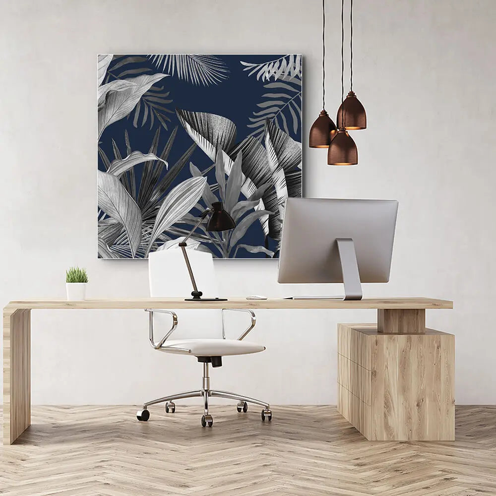 Modernes Büro mit Holzschreibtisch, weißem Stuhl und hintendran ein Akustikbild mit Blättermotiv auf dunkelblauem Hintergrund – stilvoll, klar und elegant.