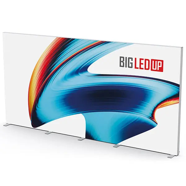 Modulare LED Lichtwand BIG LED UP im Format 500 × 248 cm mit Stoffbanner.