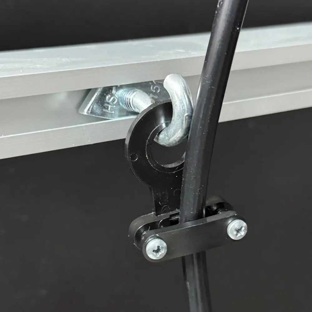 Lampenaufhängung in einem Messewürfel aus Cube Slim Profilen
