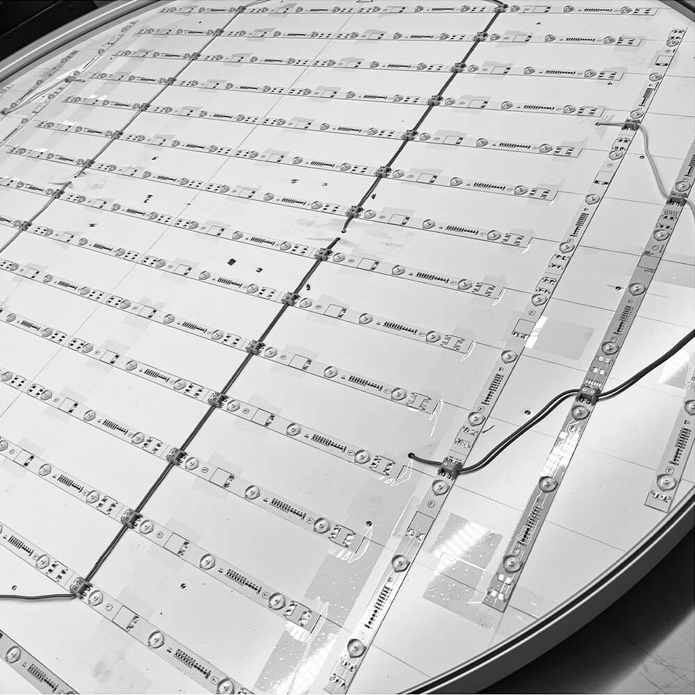 LED Technik in einem runden LED Rahmen mit Textil bespannt