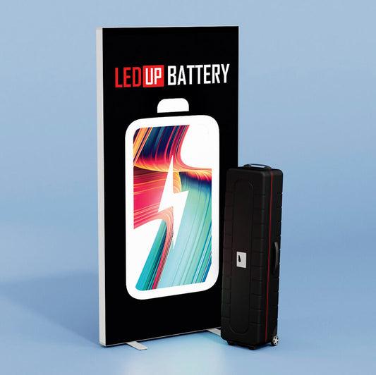 LEDUP Battery LED-Messewand mit integriertem Akku und ABS-Transportkoffer – kabellose, mobile Präsentationslösung.