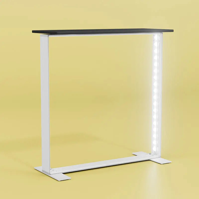 LEDUP Counter ohne Stoffbanner , mit beleuchtetem Aluminiumrahmen und schwarzer Tischplatte auf gelbem Hintergrund.