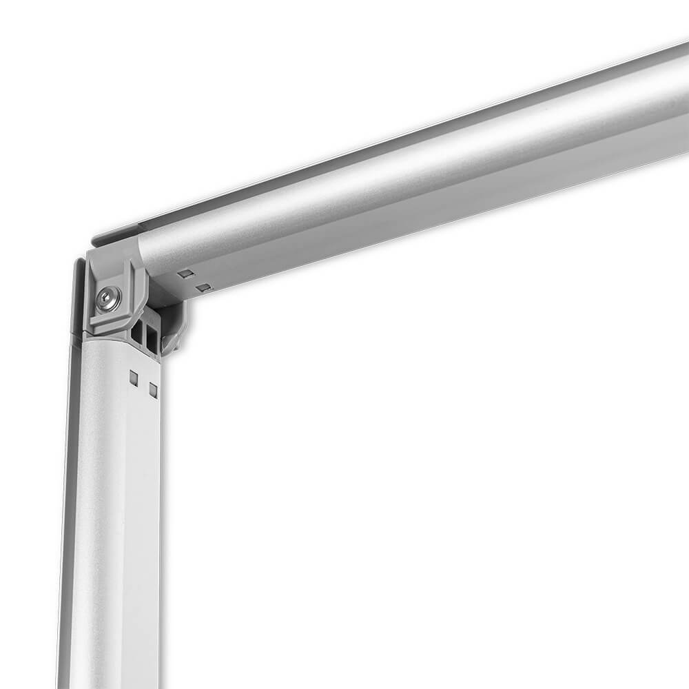 Ecke der unbeleuchteten Messewand Expo Flex 2go ohne Textilbespannung vor weißem Hintergrund