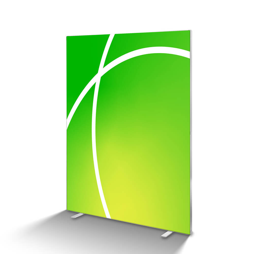 Unbeleuchtete Messewand Expo Flex 2go mit grüner Textilbespannung vor weißem Hintergrund