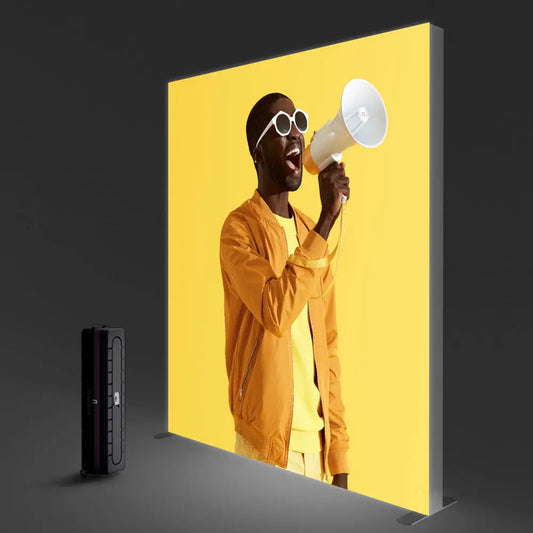 Mobile LED Messewand BIG LED UP mit auffälligem Stoffbanner und praktischem Transportkoffer.