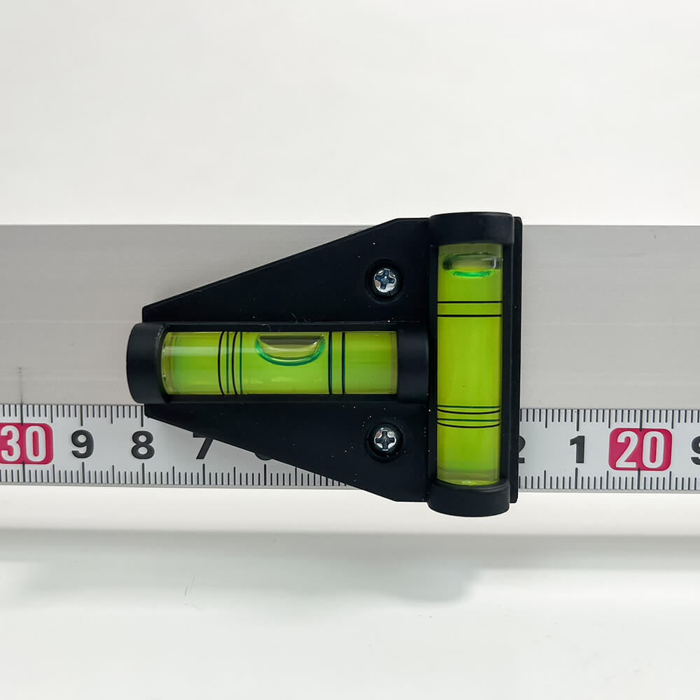 Wasserwaage auf der Montagehilfe Z-Winkel Halterung