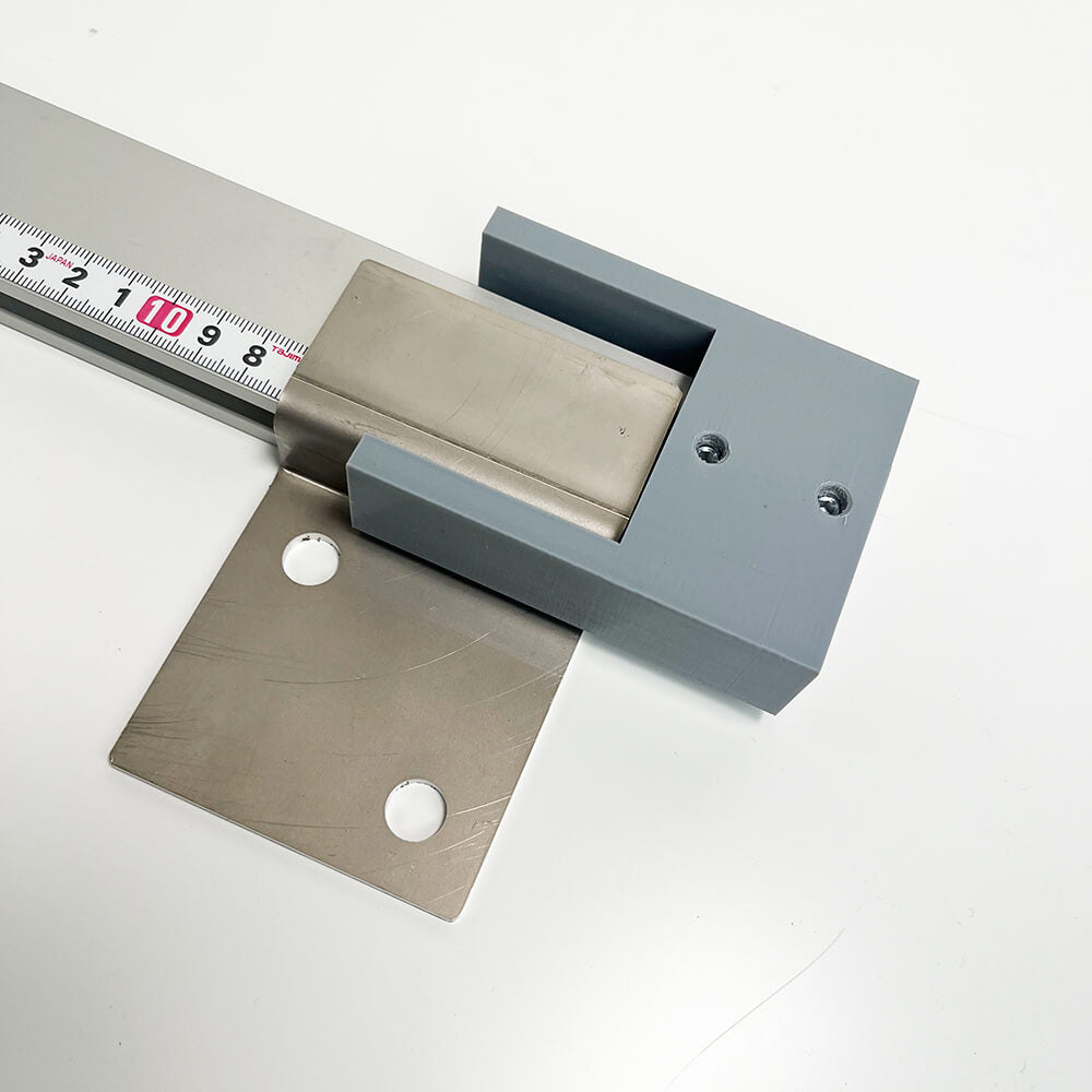 Montagehilfe mit Z-Halter für das erleichterte Aufhängen von PR80 Outdoor Rahmen