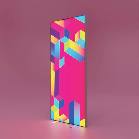 Kompletter PIXLIP POP Leuchtrahmen mit bedruckter Textildruck und stabilen Standfüßen auf rosa Hintergrund.