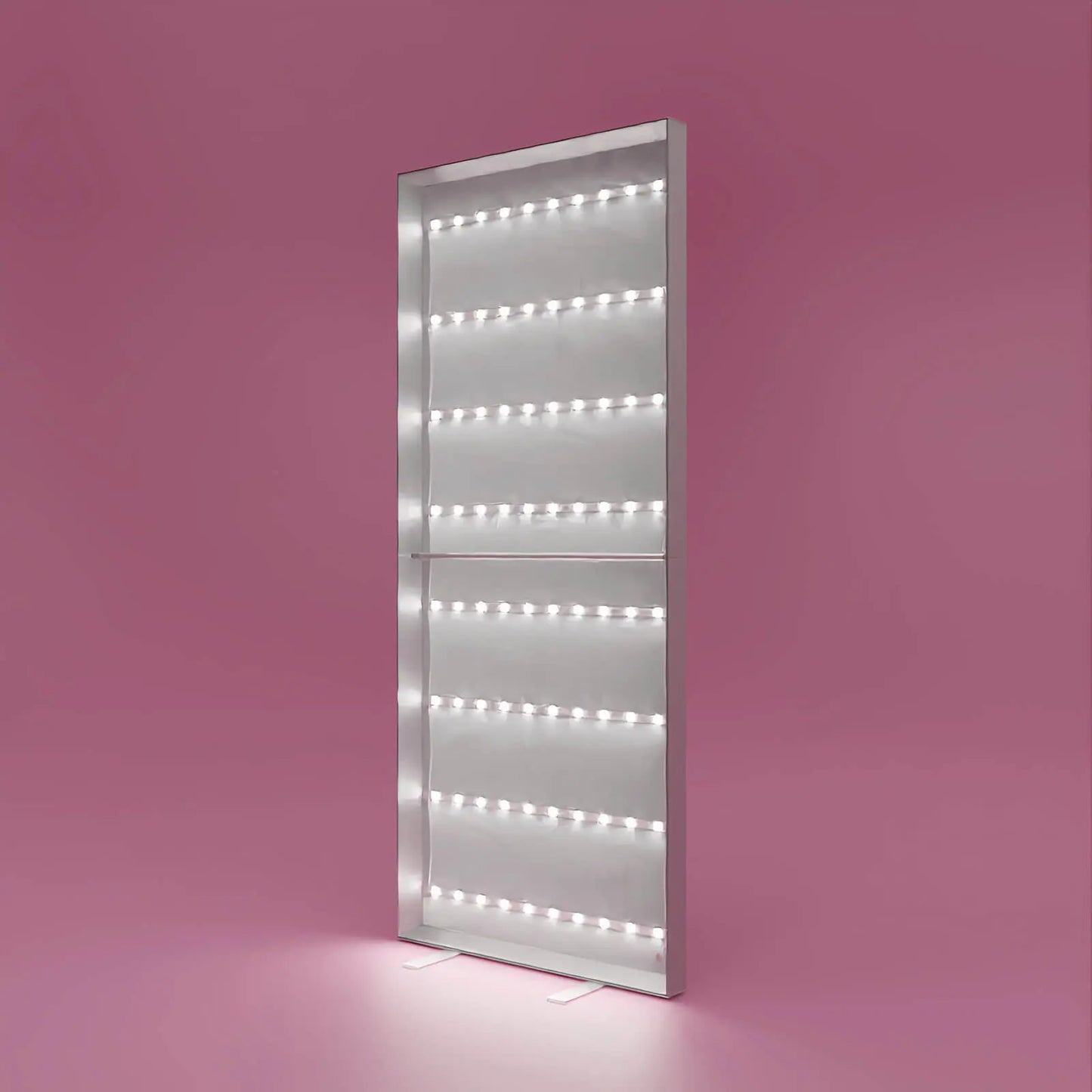 Beleuchteter PIXLIP POP Rahmen auf rosa Hintergrund ohne Stoffbanner– freistehend mit LED-Licht für hinterleuchtete Werbegrafiken.