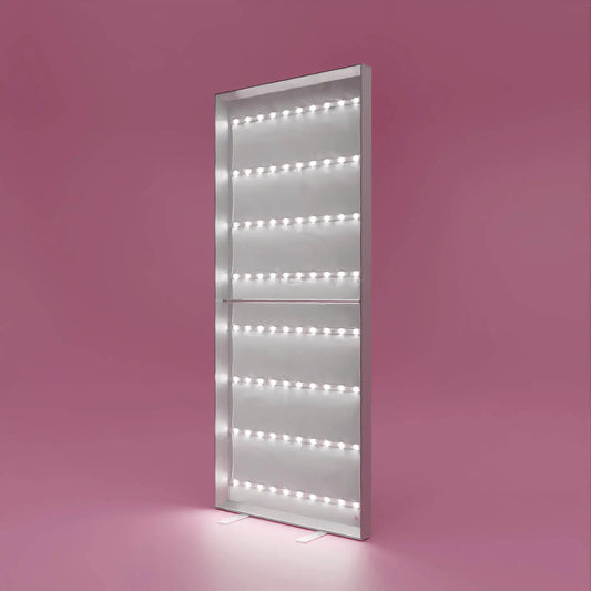 Beleuchteter PIXLIP POP Rahmen auf rosa Hintergrund ohne Stoffbanner– freistehend mit LED-Licht für hinterleuchtete Werbegrafiken.