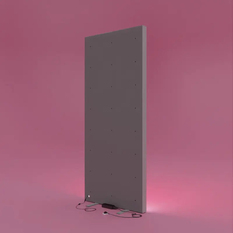 Aufnahme der Rückseite eines PIXLIP POP Messewand mit sichtbarem Netzgerät, Kabeln und Stromanschluss