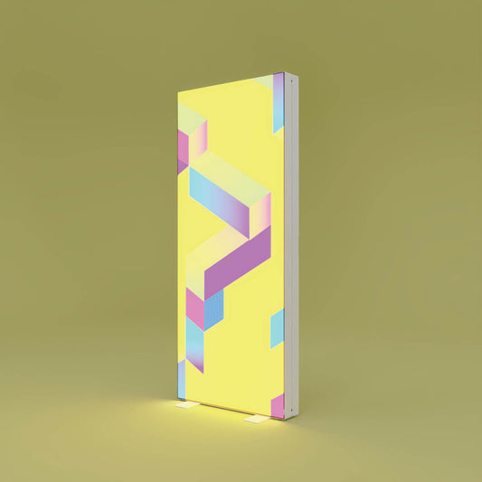 Beleuchtete PIXLIP GO Messewand mit farbenfrohem Textildruck in Gelb und geometrischem Design, montiert in einem stabilen Aluminiumrahmen.