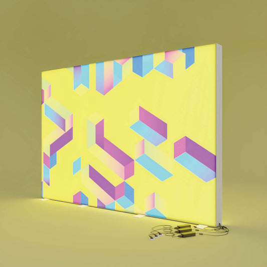 Beleuchtete, freistehende PIXLIP GO Messwand mit gelbem Textildruck und farbenfrohem geometrischem Design in gelb, blau und lila .