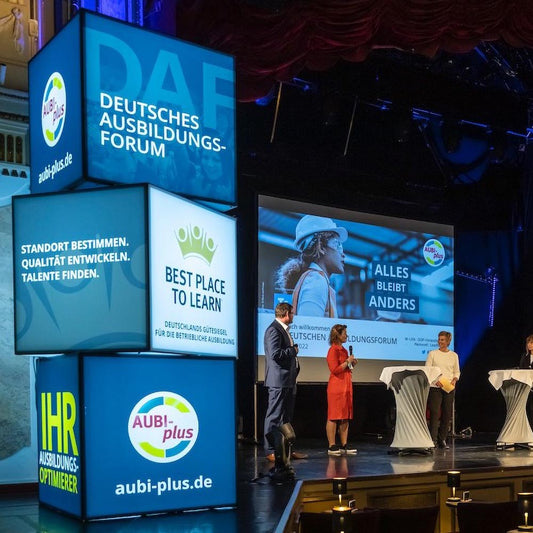 Bühne mit leuchtendem, mehrstöckigem LED-Würfel-Display des Deutschen Ausbildungsforums.