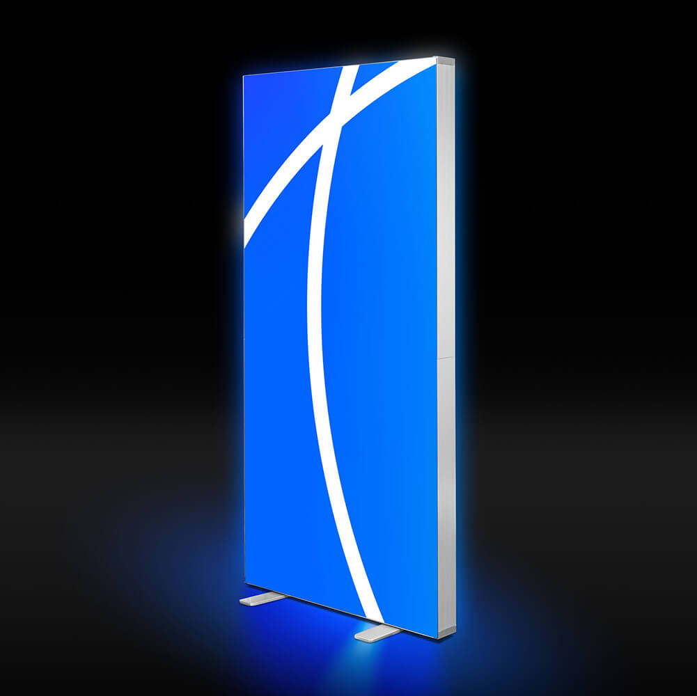 Beleuchtete Messestele Lightbox Flex 2go mit blauer Textilbespannung vor schwarzem Hintergrund