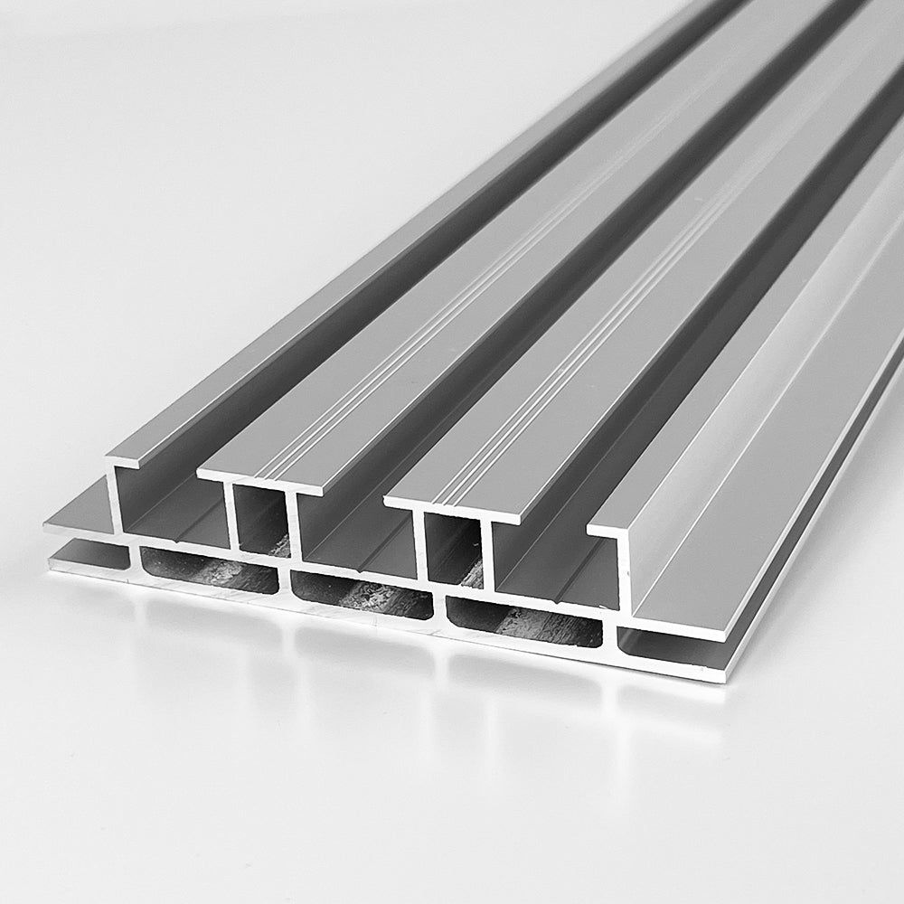 Silbernes Aluminiumprofil mit 100 mm Breite in Kederprofil-Form, gezeigt in einer perspektivischen Nahaufnahme auf weißem Hintergrund.