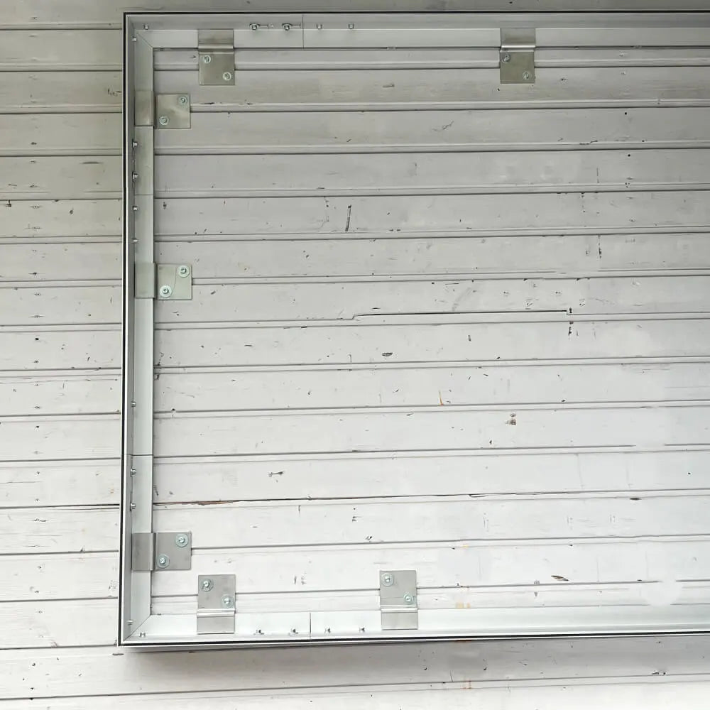Primex Outdoor-Rahmen PR80 an einer Holzwand