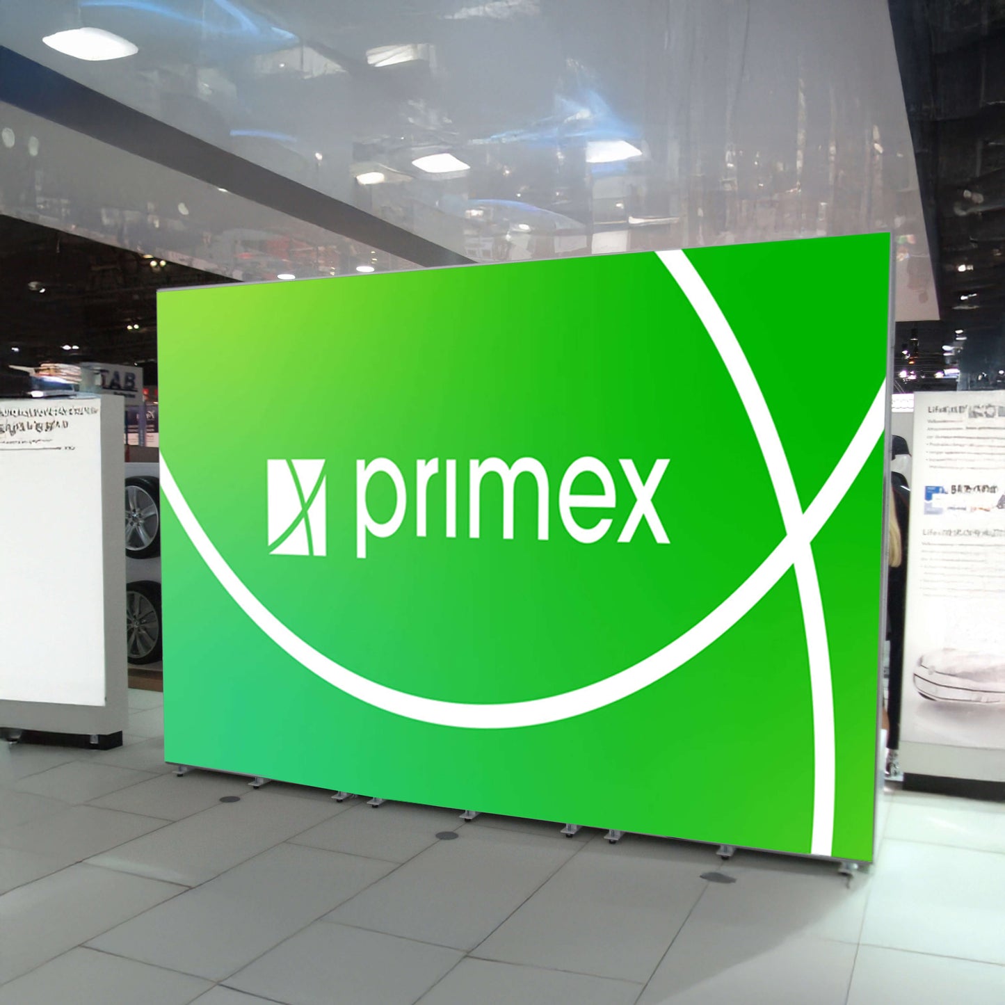 Freistehender Textilspannrahmen mit eigenem Firmenlogo von Primex auf einer Messe.