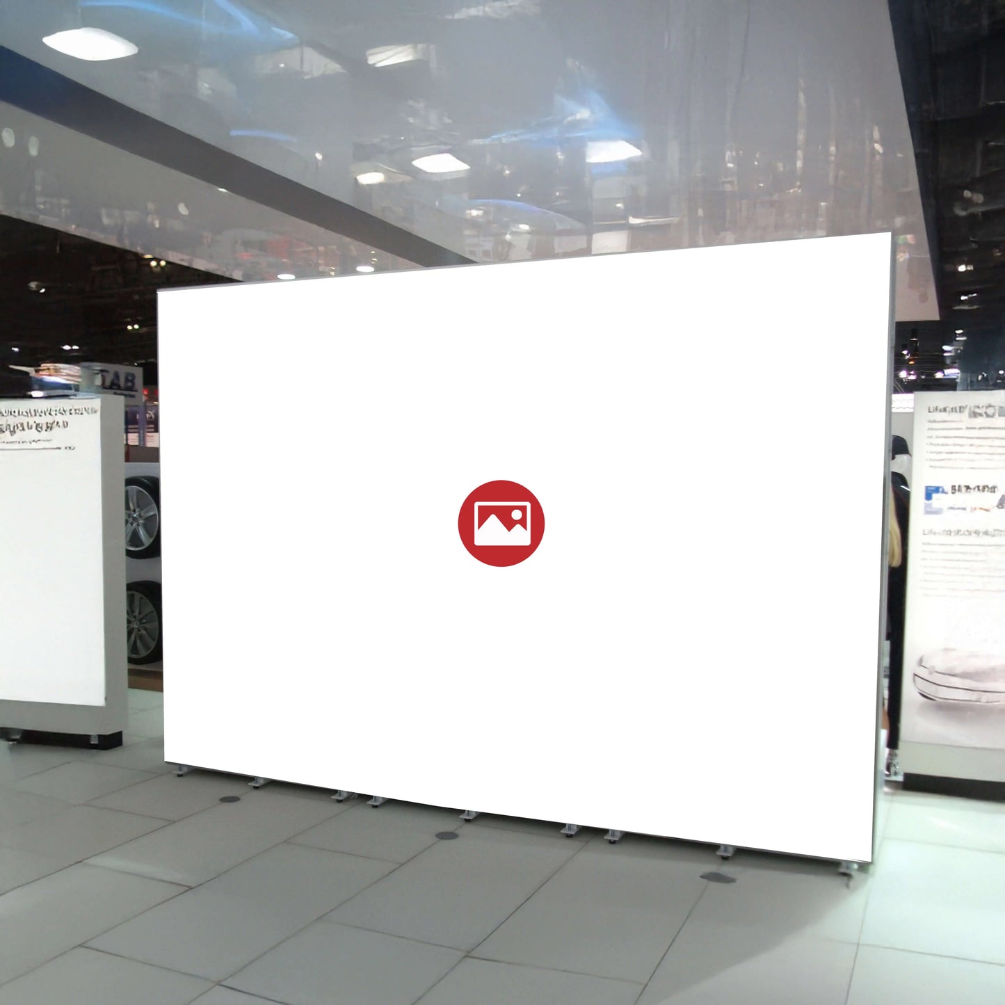 Freistehender Textilspannrahmen mit eigenem Logo-Motiv auf einer Messe.
