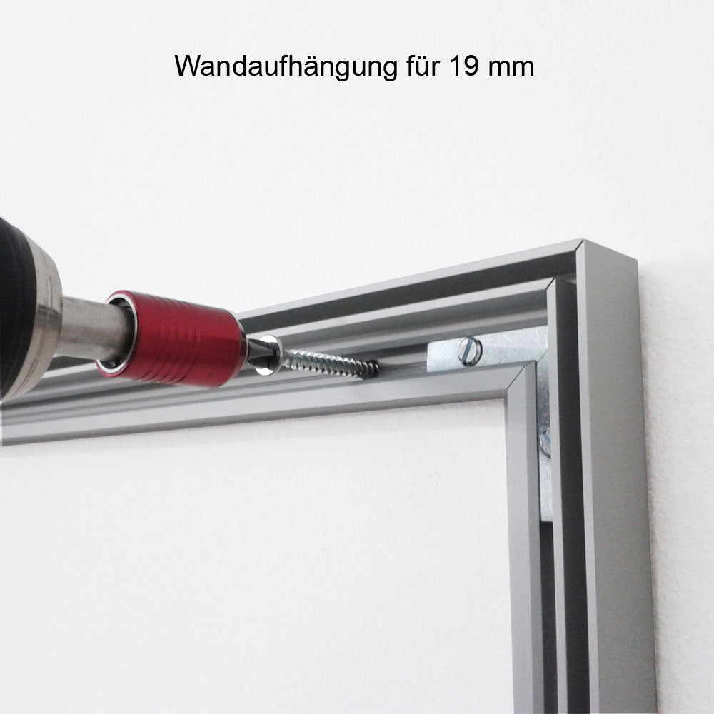 Montage von einem Akustikbild im Slim Design nur 19 mm dircker Aluminiumrahmen mit Akustikvlies und brillantem Textildruck.