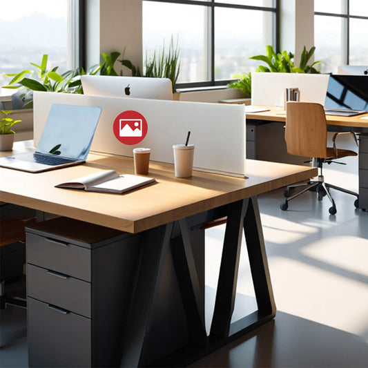 Großraumbüro mit Tischtrennwänden mit individuellem Motiv.