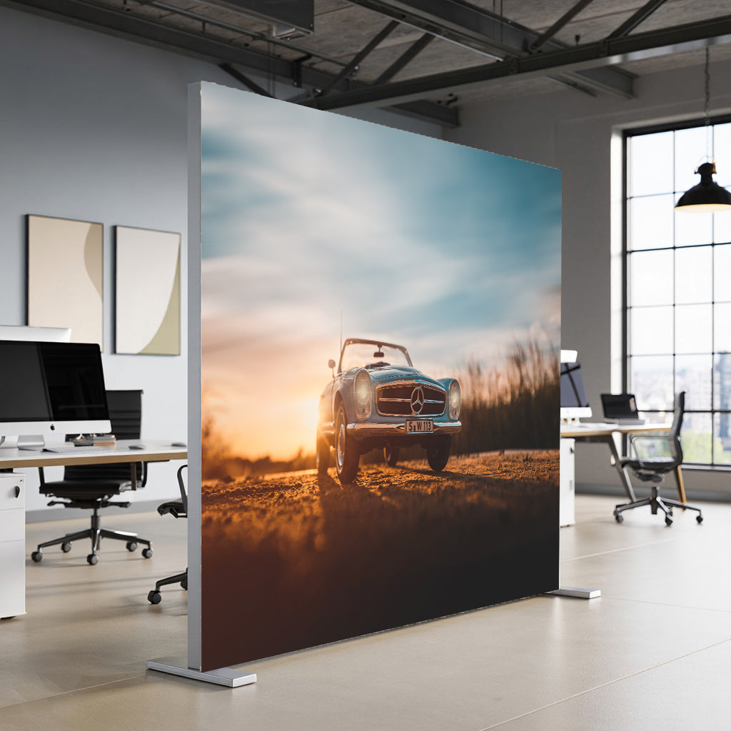 Freistehender Textilspannrahmen 100 mm im Büroeinsatz – System Primex