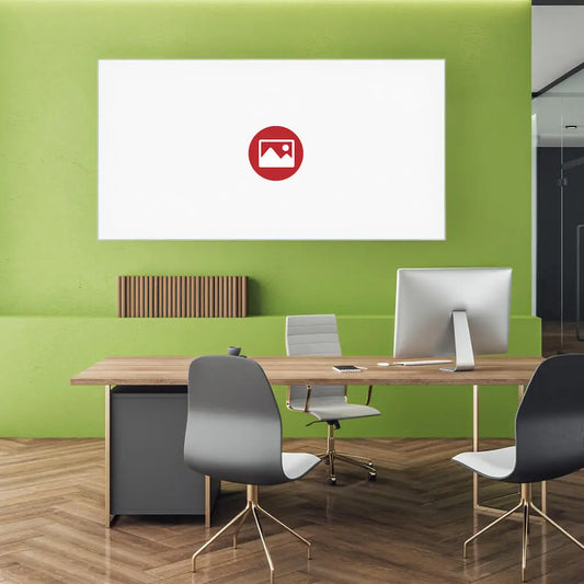Modernes Büro in Grüntönen mit einem Akustikbild an der Wand, gestaltet mit eigenem Logo-Motiv.