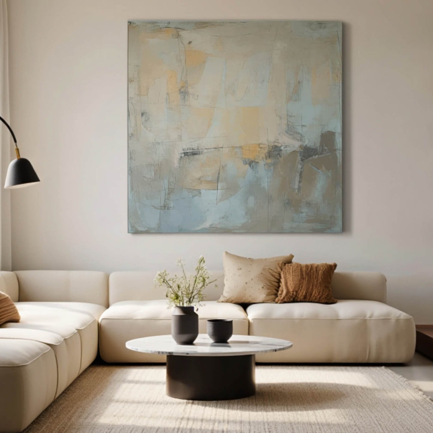 Moderner Home-&-Living-Bereich mit einem 1×1 m großen Akustikbild mit abstraktem Motiv in sanften, ruhigen Farben.