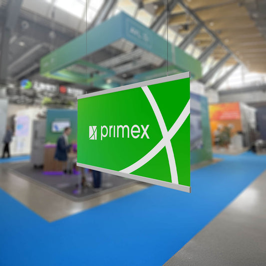 „Deckenhänger ECO, gerade und unbeleuchtet, mit Primex-Logo, hängend auf einer Messe.