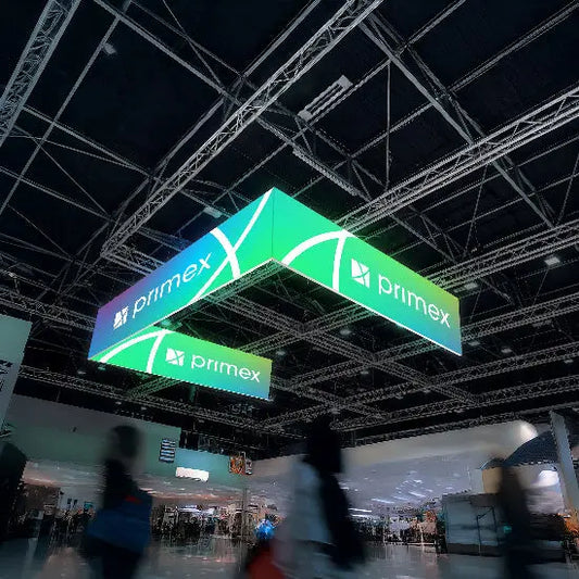 U-förmiger Deckenhänger mit Primex Logo über einem Messestand