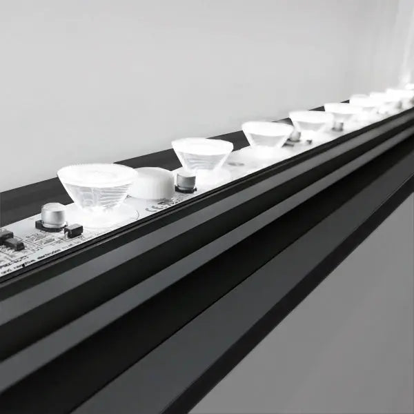 Nahaufnahme eines LED-Rahmenmoduls in schwarzen Rahmenfarbe mit sichtbaren Leuchtdioden und klaren Linsen.