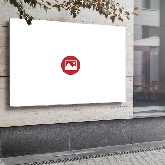 PR80-Outdoorrahmen mit individuellem Motiv vor einem Gebäude.