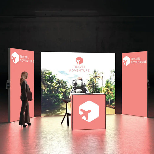 Beleuchteter PIXLIP GO Messestand mit drei Messewänden und integrierter Theke – modernes, modulares System für aufmerksamkeitsstarke Präsentationen mit Stoffbanner .