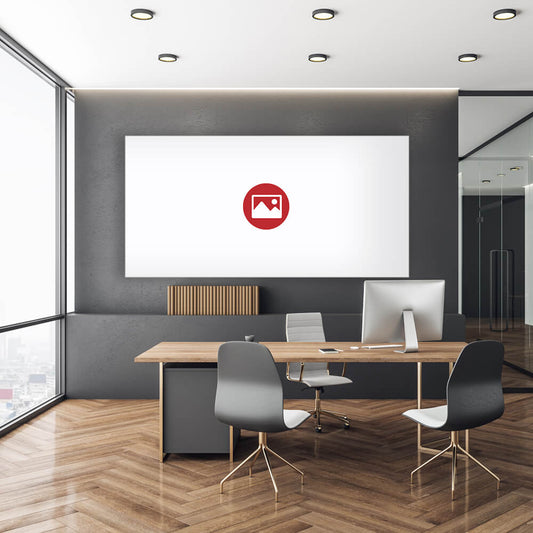 Modernes Büro in Grautönen mit einem Akustikbild an der Wand, gestaltet mit eigenem Logo-Motiv.