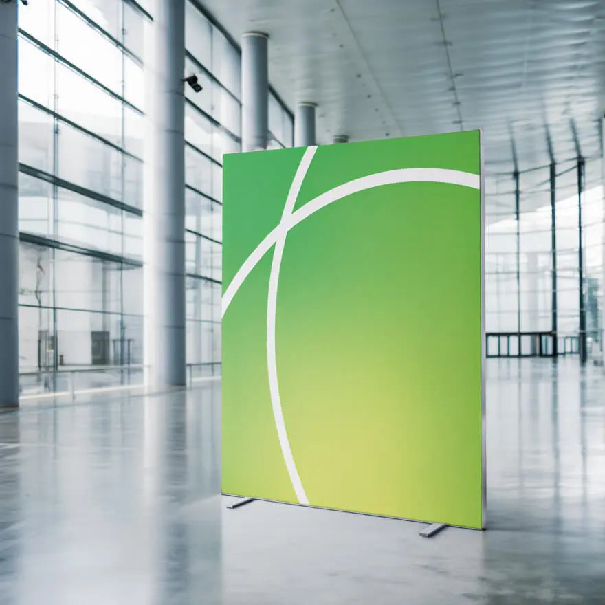 Unbeleuchtete Messewand Expo Flex 2go mit grüner Stoffbespannung in einer Messehalle.