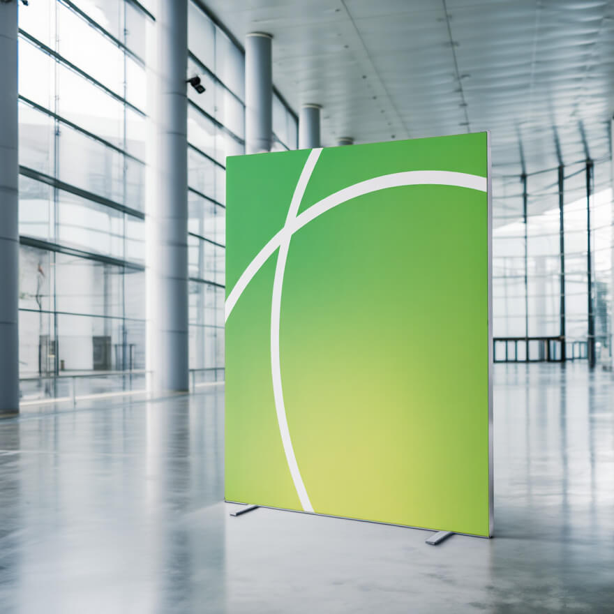 Unbeleuchtete Messewand Expo Flex 2go mit grüner Textilbespannung in einer Messehalle: