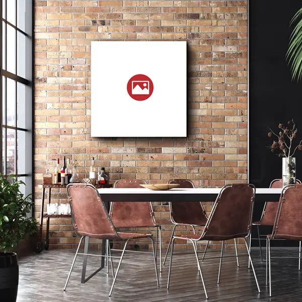 Gastrobereich mit einem 19 mm Textilspannrahmen ohne Motiv an einer Wand in Backsteinoptik.