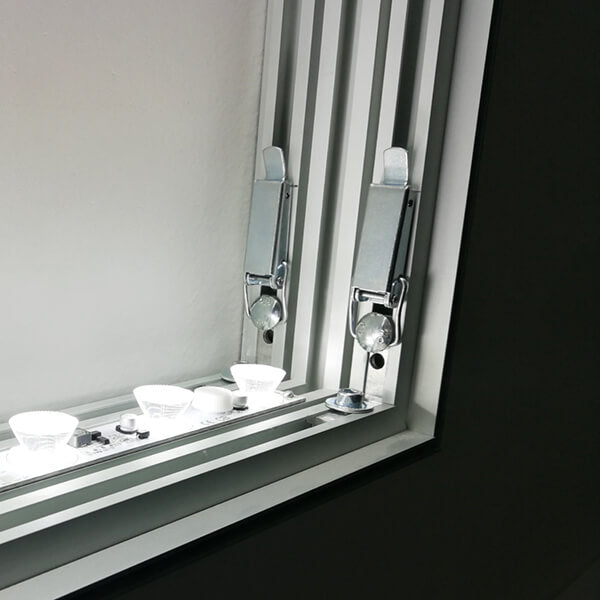 Nahaufnahme eines LED-Rahmenmoduls in silberner Rahmenfarbe mit sichtbarem Schnellspannverschluss, Leuchtdioden und klaren Linsen.