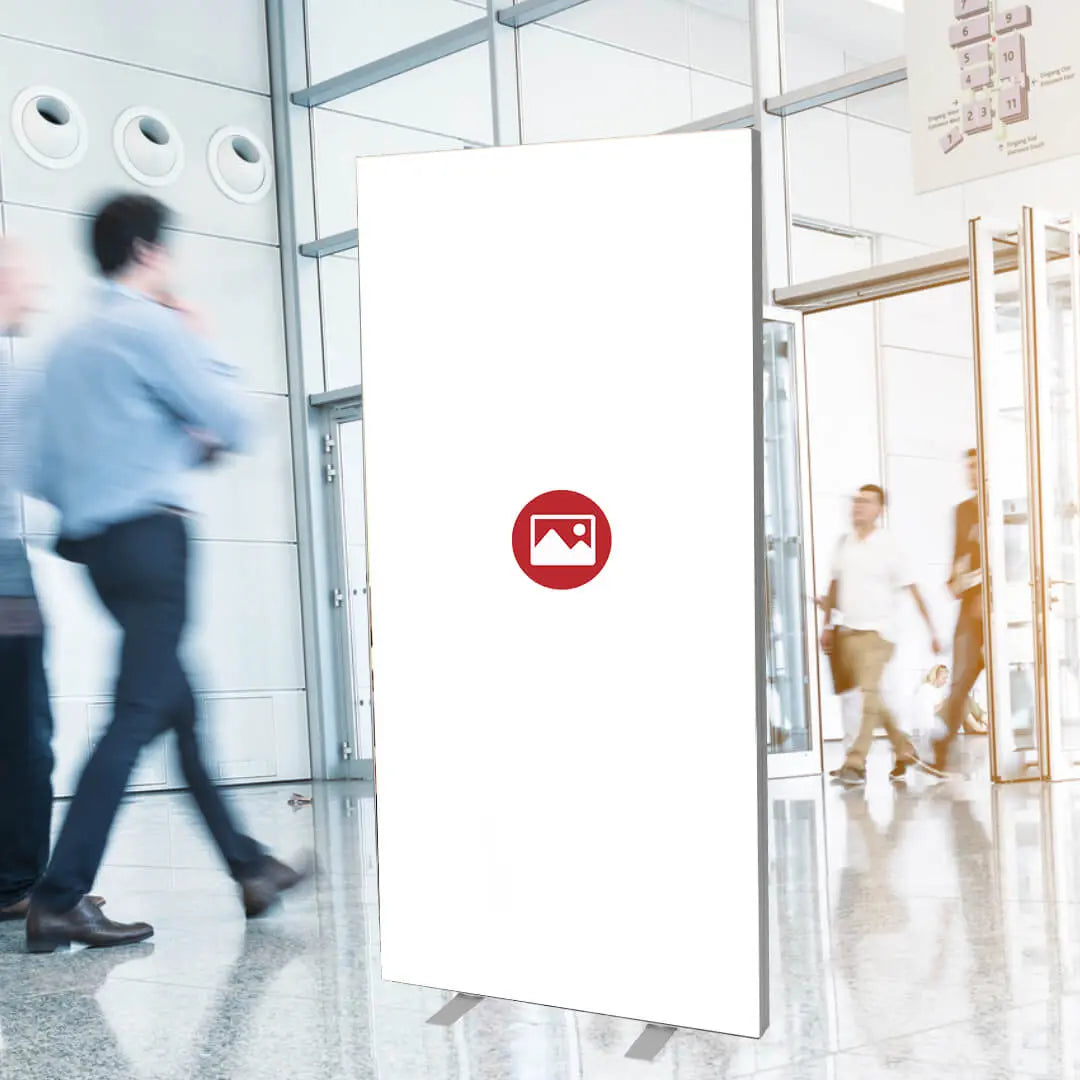 Freistehender Textilspannrahmen mit individuellem Motiv im Messeeingang.