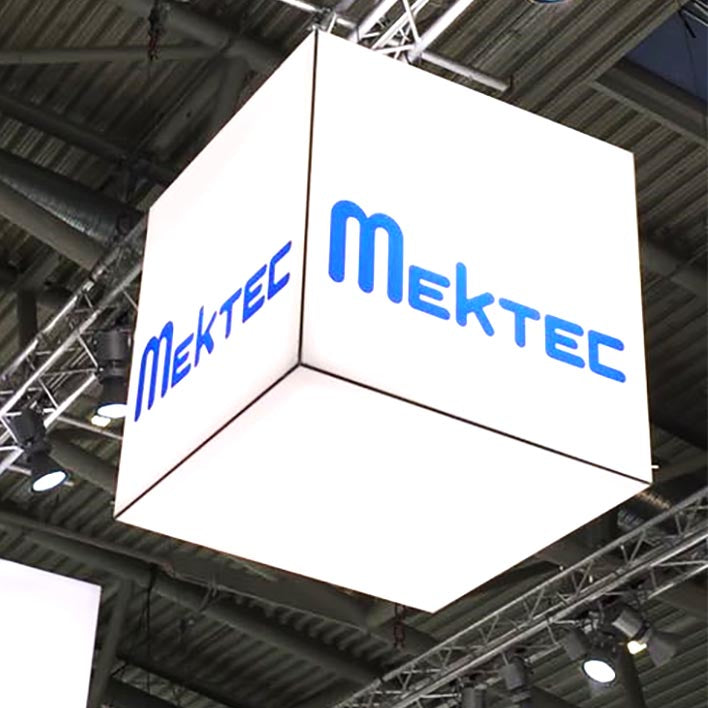 unbeleuchteter Messewürfel