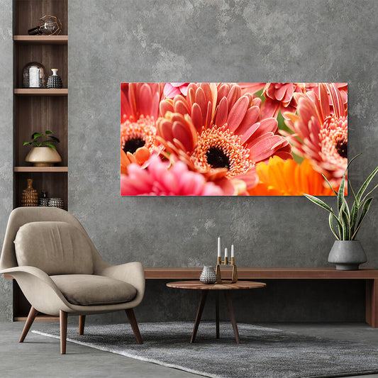 Rechteckiges Akustikbild einer Makroaufnahme oranger Gerberas in einem Wohnraum