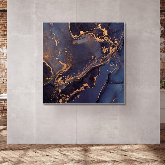 Quadratisches dunkelblaues Akustikbild mit kupferfarbenen Akzenten an einer grauen Wand