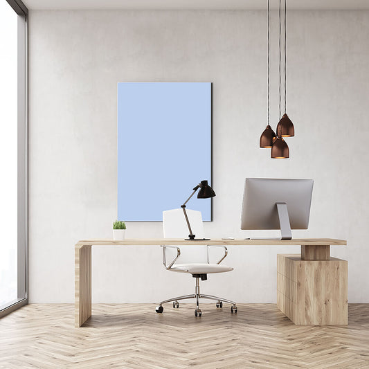 Rechteckiges babyblaues Akustikbild hinter einem Schreibtisch