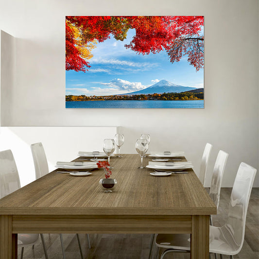 Rechteckiges Akustikbild mit Foto des Fuji mit Herbstlaub und See im Vordergrund, in einem Esszimmer