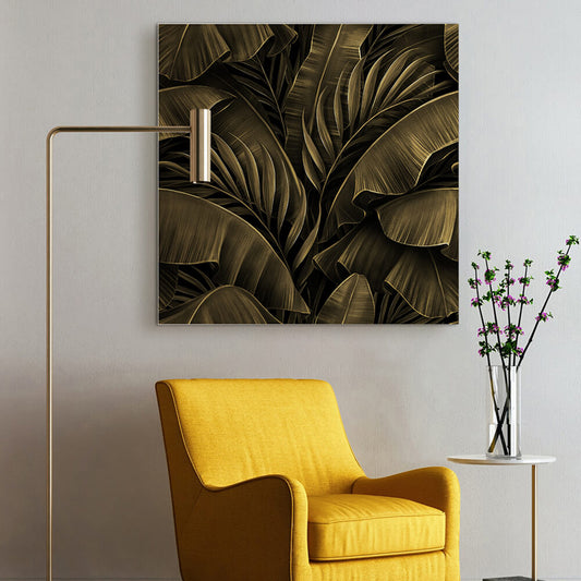 Quadratisches Akustikbild mit goldenen Bananenblättern auf schwarzem Grund hinter einem gelben Sessel