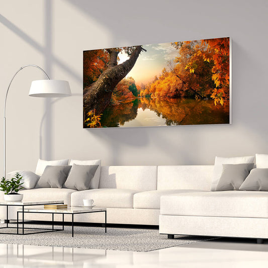 Rechteckiges Akustikbild einer herbstlichen Flusslandschaft, über einem Sofa