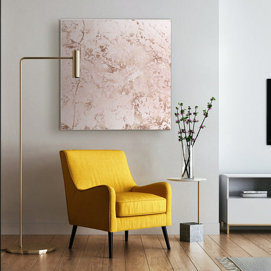 Quadratisches Akustikbild einer rosafarbenen Marmorstruktur hinter einem Sessel