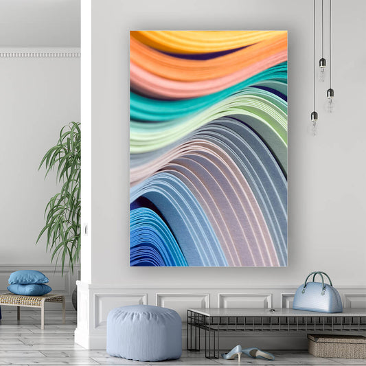 Rechteckiges Akustikbild einer bunten Fotografie in Wellen angeordneter Streifen an einer weißen Wand