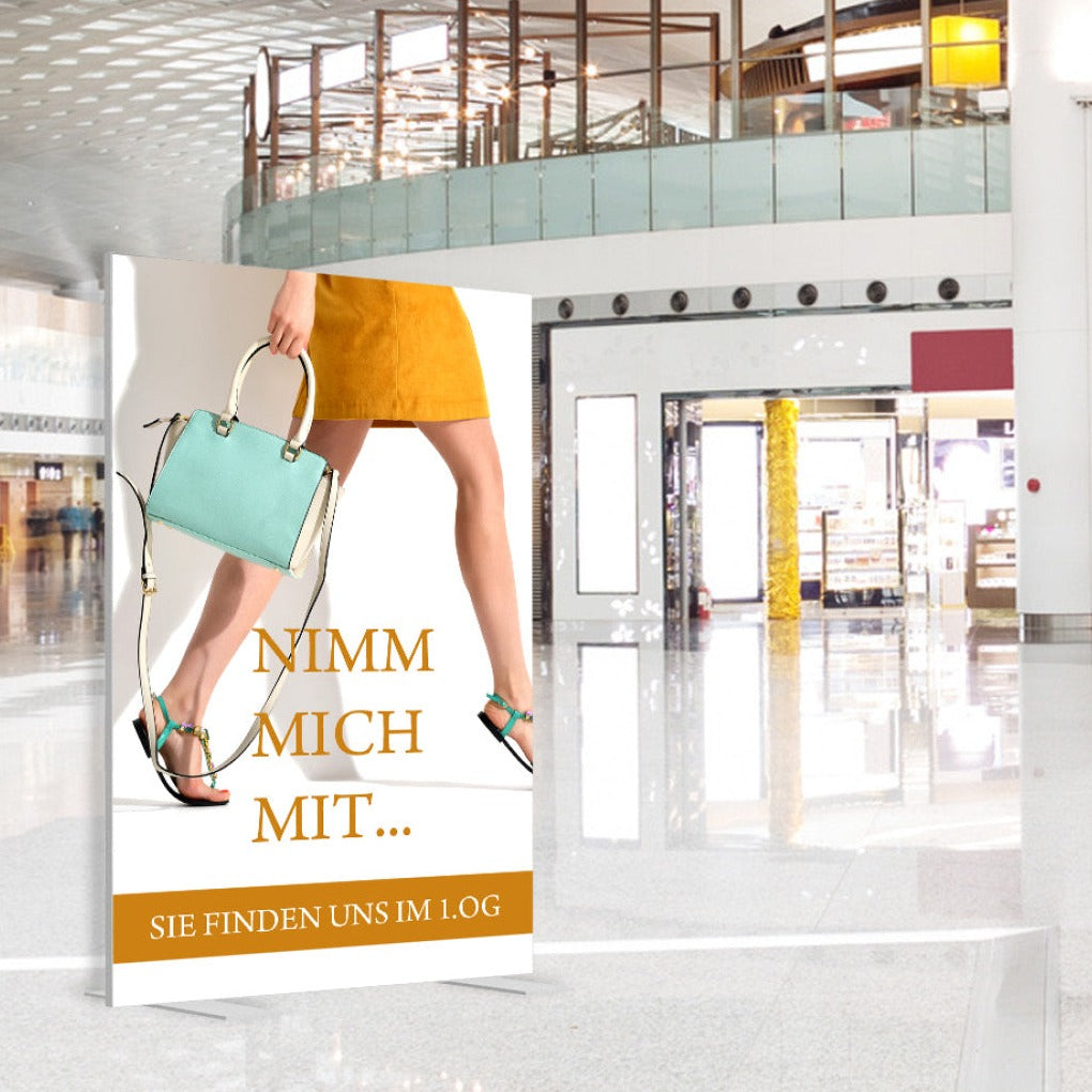 Textilspannrahmen Freistehend mit Mode-Motiv in einem Einkaufszentrum. Hochwertige Präsentationslösung für Einzelhandel und Kundenansprache.