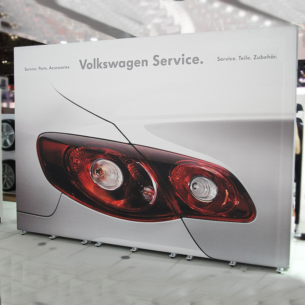 Freistehender Textilspannrahmen im Einsatz in einem Autohaus